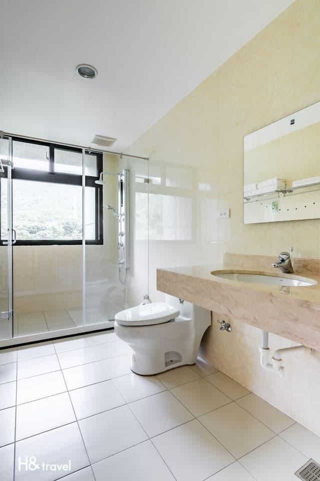 A Qian B&B-Mountain View Quadruple Room with Balcony-10