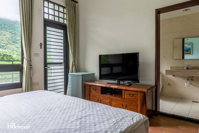 A Qian B&B-Exquisite Double Room with Balcony-7