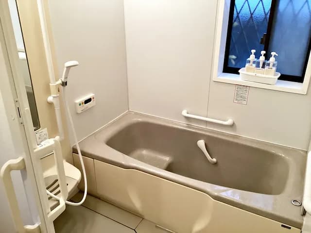 en suite for Main Bedroom