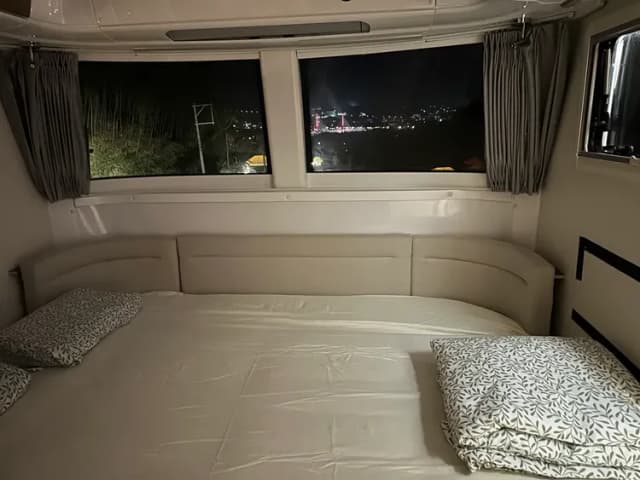 客廳區沙發拼成床