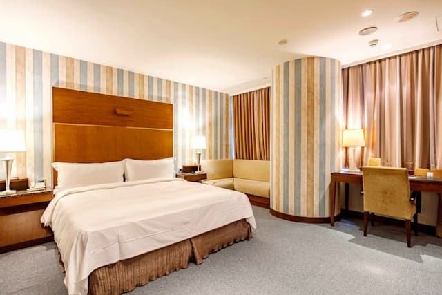 Hotel HD Palace-Deluxe Room-2