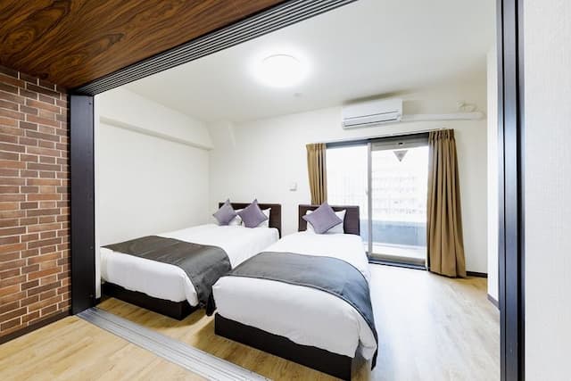 デラックスメゾネット1階（ダブルベッド１台、シングルベッド1台）