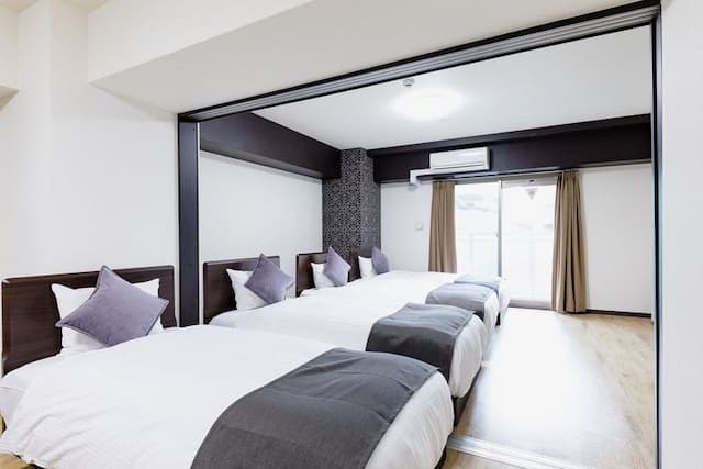 寝室（シングルベッド4台）