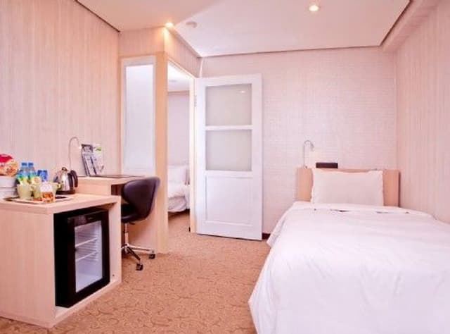 YOMI HOTEL-Monarch Triple Room-2