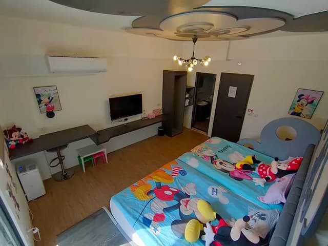 Wujie Childlike B&B-Mountain View Quad Room with Bathtub-Mickey Mouse-5