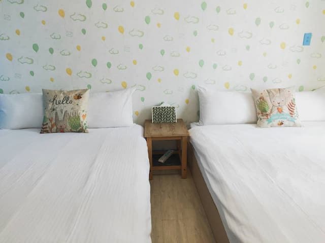 아이즈 딤 스위트 삼다관 (Eyes Theme Suites Sanduo Museum)-Standard Quadruple Room with Balcony-2