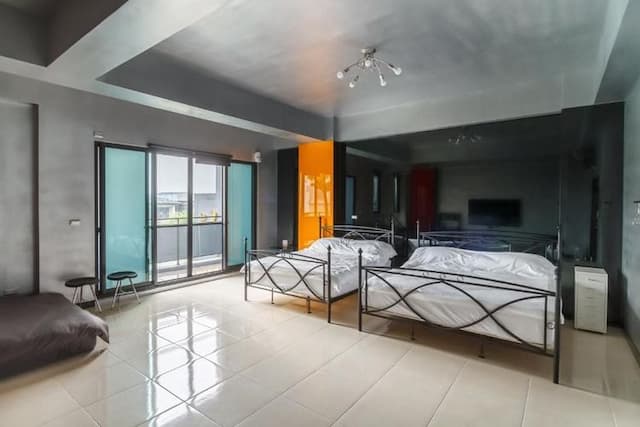 Lin's Home-Family Room with Balcony-2