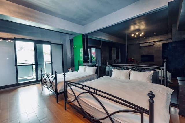 Lin's Home-Family Room with Bathtub-2