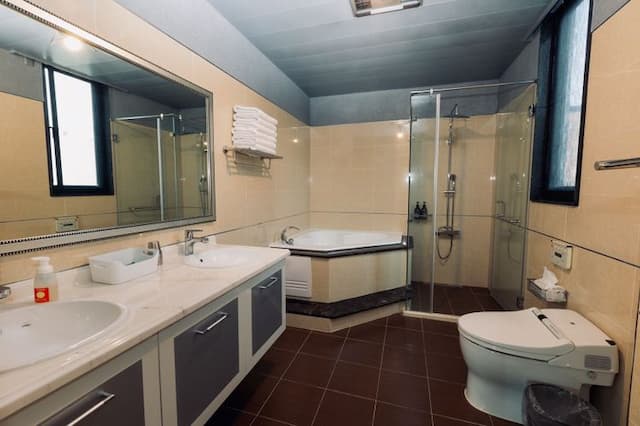 Lin's Home-Family Room with Bathtub-5