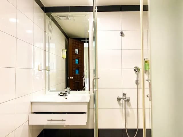 Grand Earl Hotel-Standard Twin Bed room-5