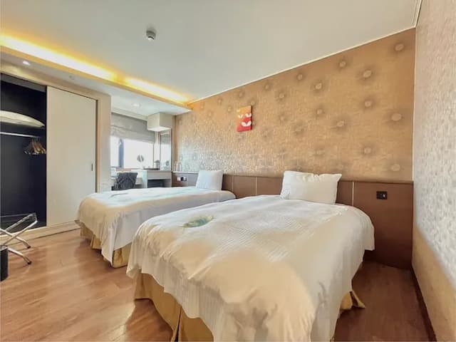 Grand Earl Hotel-Superior Twin Bed room-1