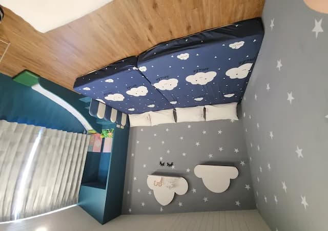 The railroad-Cloud four-person family room-6