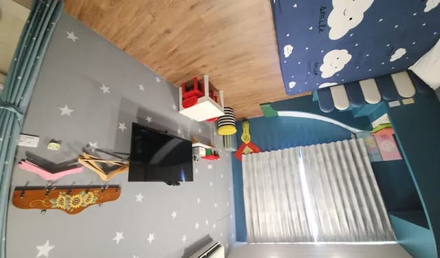 The railroad-Cloud four-person family room-5