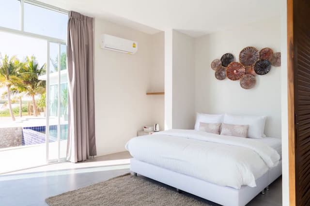 Pool access sea view - one double bed