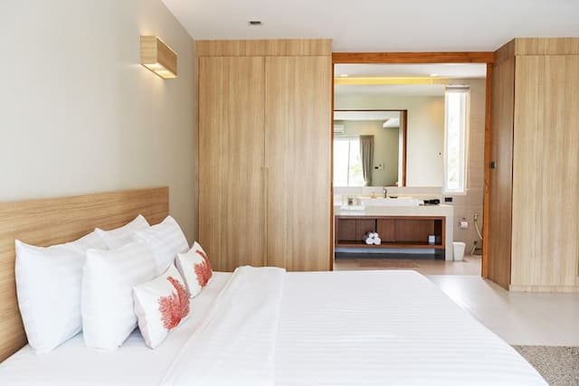 One bedroom with sea view