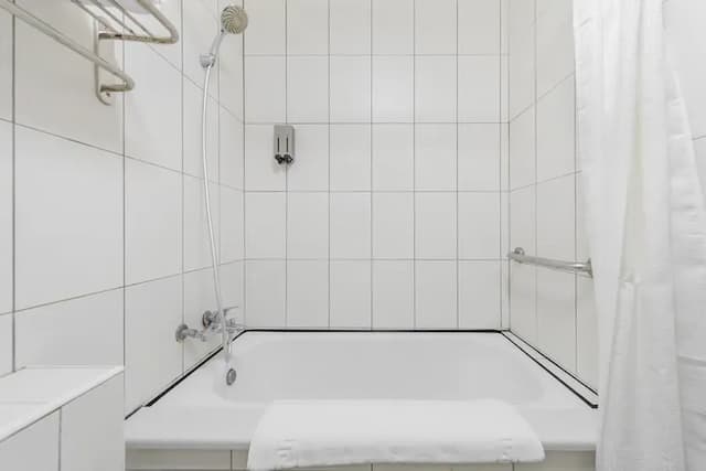 ItaThao Smart Stay with Elevator-Twin room with balcony-13