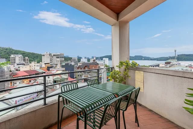 ItaThao Smart Stay with Elevator-Quadruple room with lake view-11