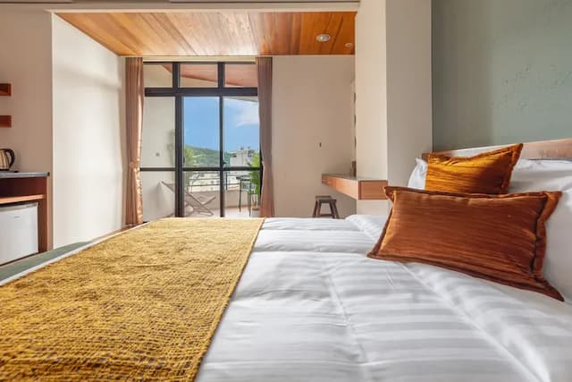 ItaThao Smart Stay with Elevator-Quadruple room with lake view-1