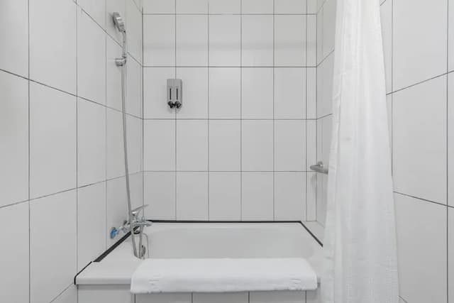 ItaThao Smart Stay with Elevator-Quadruple room with lake view-12