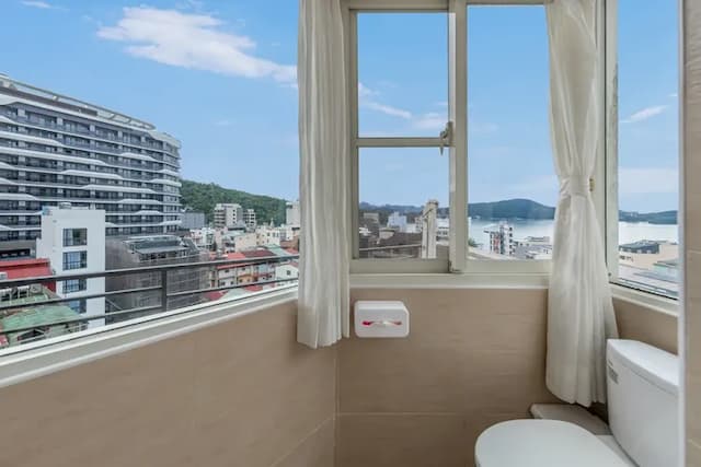 ItaThao Smart Stay with Elevator-Family room with lake view-11