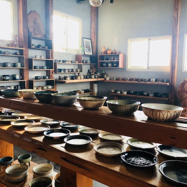 民宿用餐區和自家陶器皿展售區