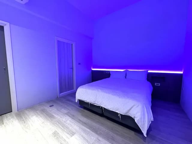 安平九號光舟┃調酒Ba┃電動麻將┃停車方便┃半露天烤肉┃8-22人包棟-簡約雙人房-淋浴-5