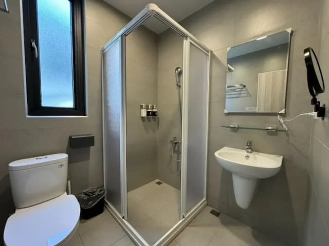 安平九號光舟┃調酒Ba┃電動麻將┃停車方便┃半露天烤肉┃8-22人包棟-簡約雙人房-淋浴-3