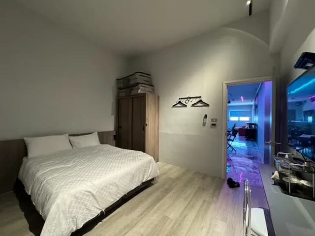 安平九號光舟┃調酒Ba┃電動麻將┃停車方便┃半露天烤肉┃8-22人包棟-簡約雙人房-淋浴-1