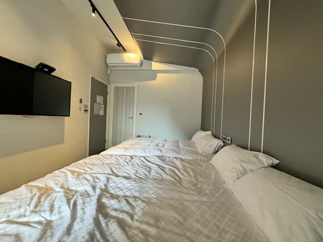 安平九號光舟┃調酒Ba┃電動麻將┃停車方便┃半露天烤肉┃8-22人包棟-家庭4人房-浴缸-4