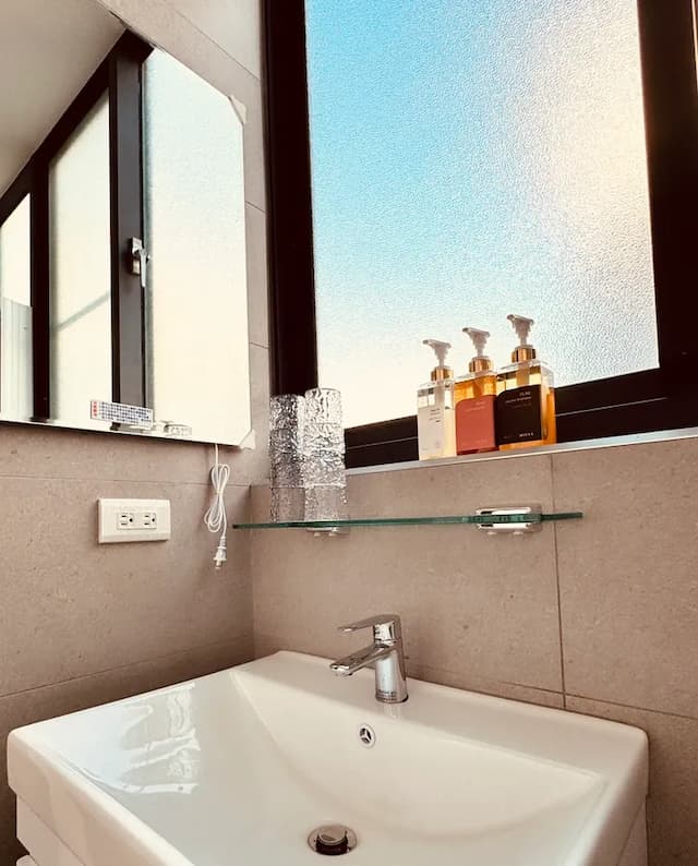 安平九號光舟┃調酒Ba┃電動麻將┃停車方便┃半露天烤肉┃8-22人包棟-膠囊6人房-淋浴-6