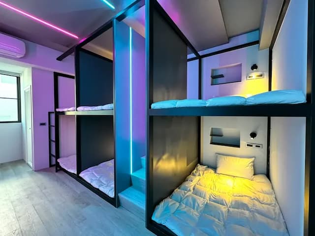 安平九號光舟┃調酒Ba┃電動麻將┃停車方便┃半露天烤肉┃8-22人包棟-膠囊6人房-淋浴-3