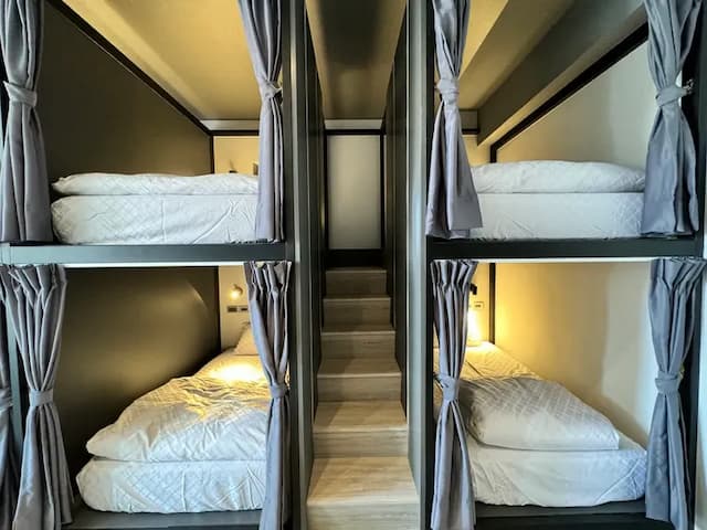 安平九號光舟┃調酒Ba┃電動麻將┃停車方便┃半露天烤肉┃8-22人包棟-膠囊6人房-淋浴-2