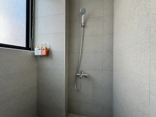 安平九號光舟┃調酒Ba┃電動麻將┃停車方便┃半露天烤肉┃8-22人包棟-膠囊6人房-淋浴-5