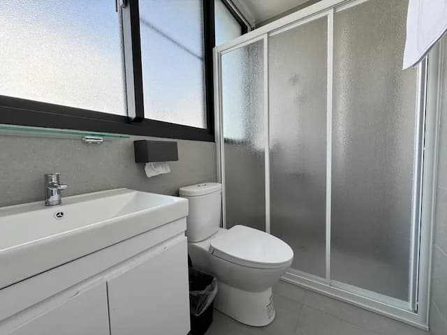 安平九號光舟┃調酒Ba┃電動麻將┃停車方便┃半露天烤肉┃8-22人包棟-膠囊6人房-淋浴-7