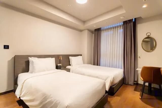 霍姆斯瑞德明洞-標準雙床房-1