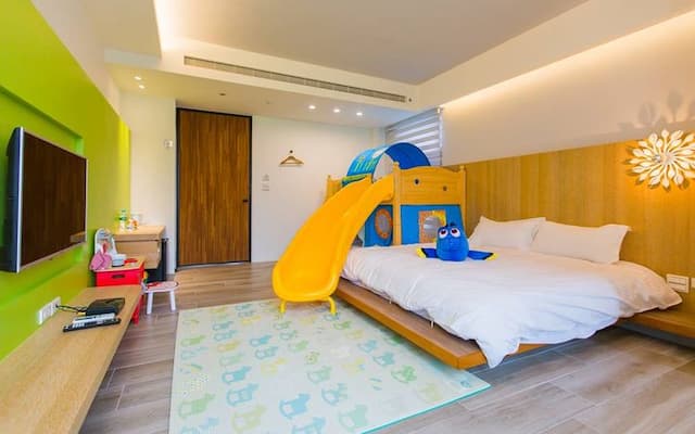 Wo Club Hall-203 light and shadow two big and two small-2