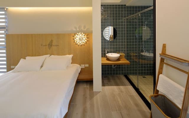 Wo Club Hall-203 light and shadow two big and two small-3