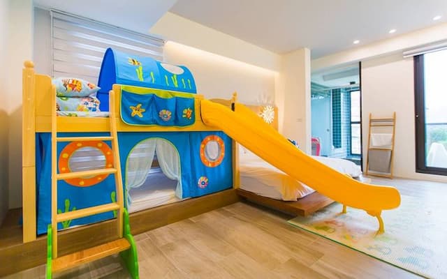 Wo Club Hall-203 light and shadow two big and two small-1