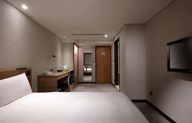 【High Speed Rail Holiday】 Royal Inn Taipei Nanxi 2-Day Free Tour-Standard Double Room－No Window-2