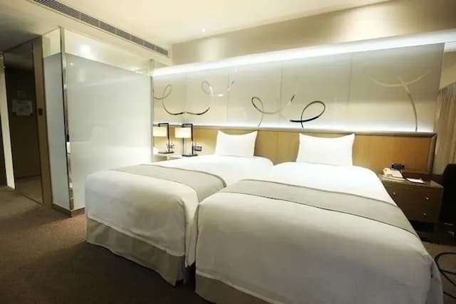 【高鐵假期】 翰品酒店高雄2日自由行｜近鹽埕埔站、駁二藝術特區-【搭高鐵．送住宿】- 【搭高鐵．送住宿】雅緻客房(1中床/2小床-不含早餐)-1