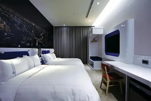 【高鐵假期】 台中頭等艙飯店綠園道館2日自由行｜近勤美綠園道，飛機客艙主題-【常態促銷】- 豪華四人房(2大床)-4