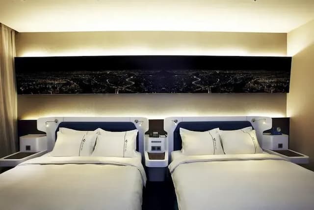 【高鐵假期】 台中頭等艙飯店綠園道館2日自由行｜近勤美綠園道，飛機客艙主題-【常態促銷】- 豪華四人房(2大床)-5