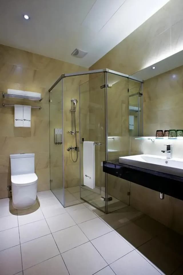 【高鐵假期】 台中頭等艙飯店綠園道館2日自由行｜近勤美綠園道，飛機客艙主題-【常態促銷】- 豪華客房(1大床/2小床)-6