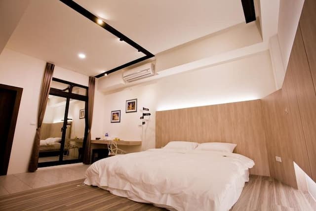 Man Man Band-Minimalist Double Room-1