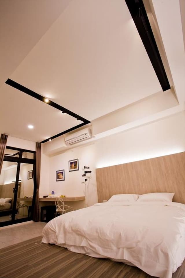 Man Man Band-Minimalist Double Room-3