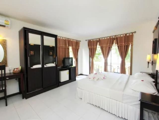 On The Hill Karon Resort-Ocaen view room l Deluxe Beachfront Room-2