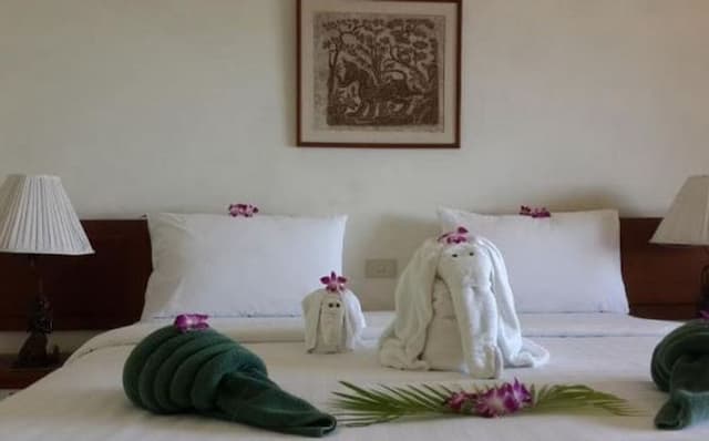 On The Hill Karon Resort-Ocaen view room l Deluxe Beachfront Room-1