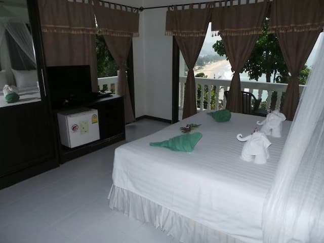On The Hill Karon Resort-Ocaen view room l Deluxe Beachfront Room-8