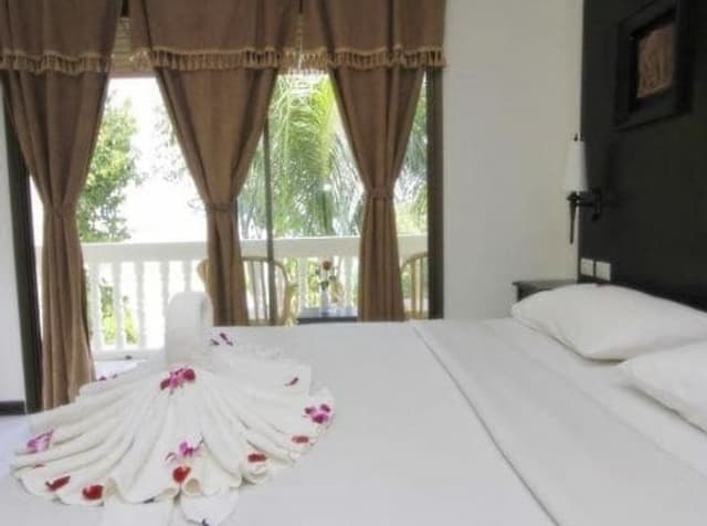 On The Hill Karon Resort-Ocaen view room l Deluxe Beachfront Room-3