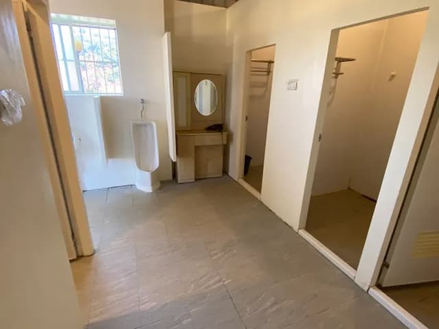 浴廁內貼心提供吹風機及廁紙 , (沐浴乳及洗髮乳請自備)